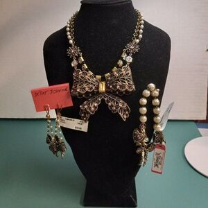 NWT Vintage Betsey Johnson Bow necklace, Earrings and Bracelet Set